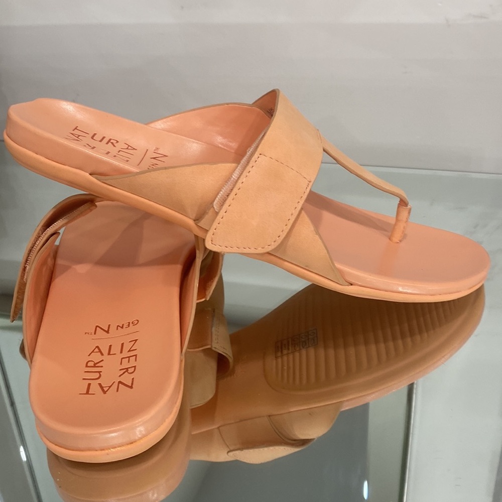 Naturalizer Genn- Twirl Flip Tong Sandals in Orange size 9.5